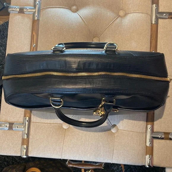 Louis Vuitton Deauville Epi Black Leather - Picture 9 of 13